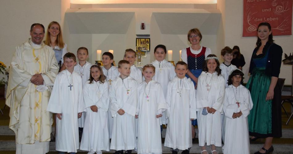 Erkommunionkinder der 2a und 2c Klasse mit Dekan Peter Scheiring, Religionslehrerin Maria Schatz und den Klassenlehrerinnen