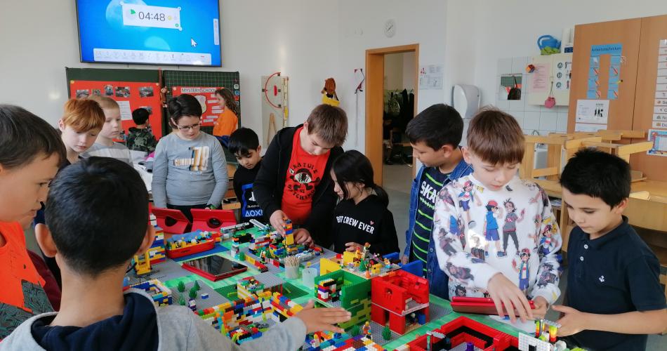 Kinder sehen sich das LEGO Modell an