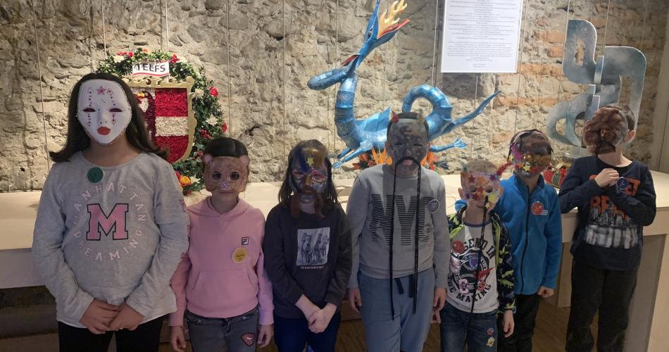 Gruppenfoto Kinder mit selbstgebastelten Masken